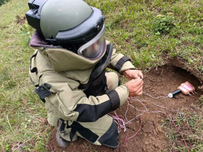 Mexican army soldier difuses explosives. (Credit: Mexican Defense Secretariat)