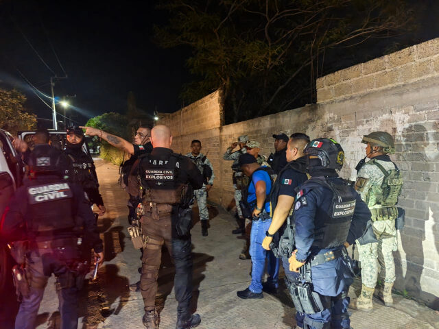Authorities investigate a shooting in Michoacan. (Breitbart News Foundation/ Cartel Chroni