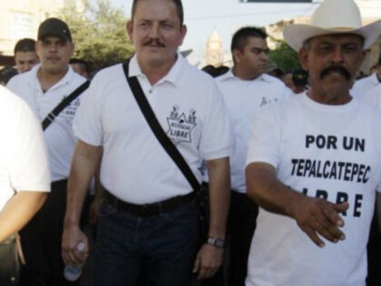 El Tilin (hat) walks with cartel boss El Abuelo. Credit: Breitbart News Foundation / Carte